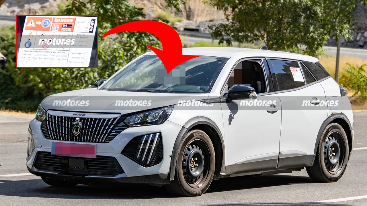 Peugeot se sube al carro de las baterías LFP para solucionar el punto débil de su coche eléctrico más vendido