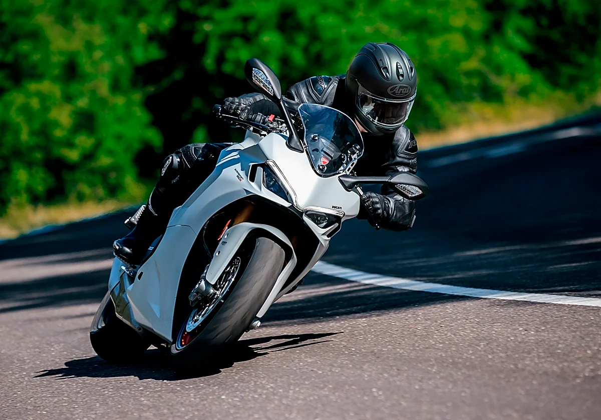 El nuevo Arai RX-7V EVO FIM 2 incorpora la homologación más exigente de la competición