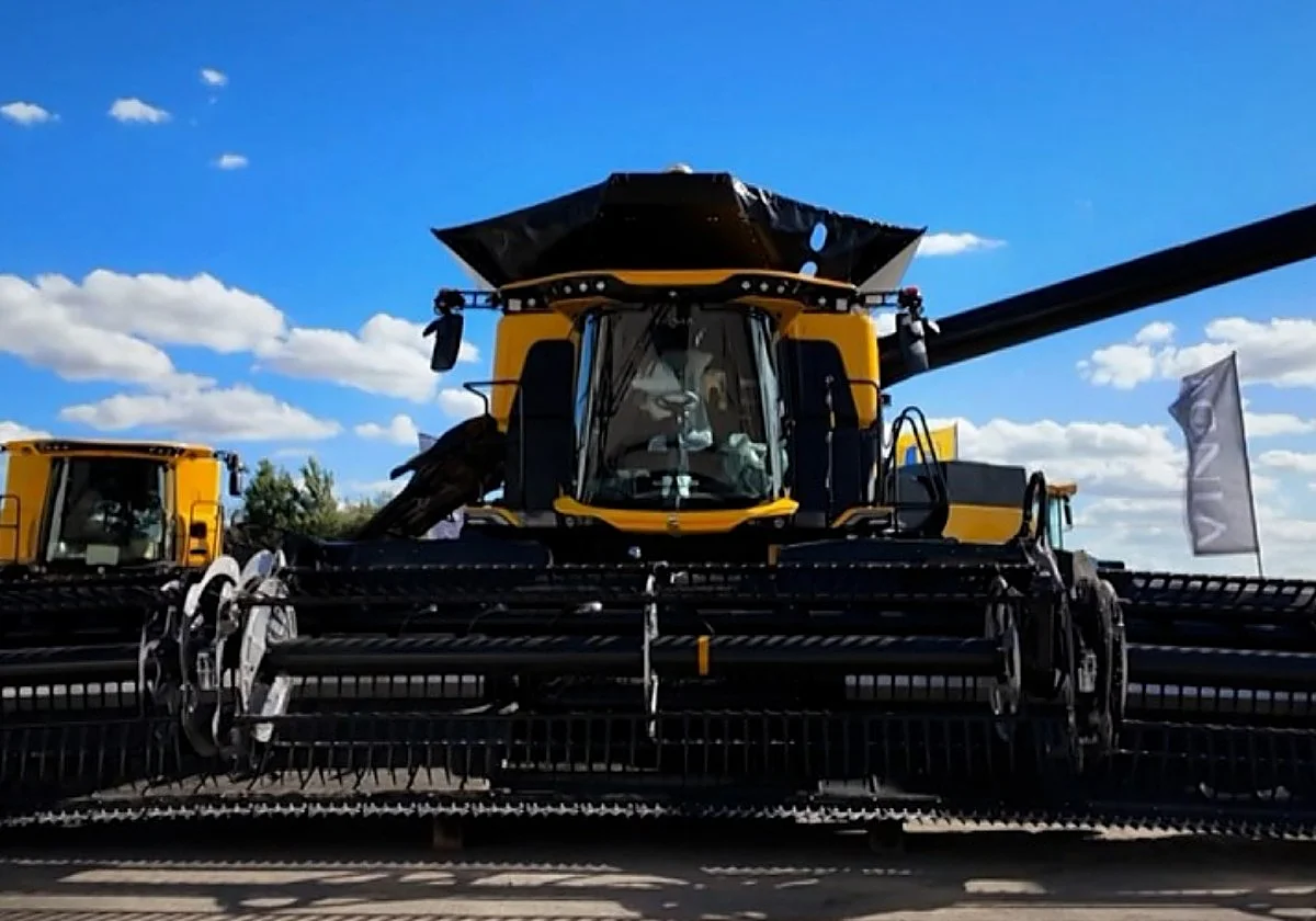 La cosechadora más grande de España llega a Palencia: 775 cv y 20.000 litros de capacidad para este 'monstruo agrícola'