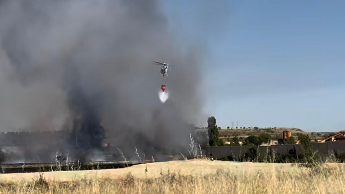 Un helicóptero del operativo del incendio de Loporzano cae al embalse de Montearagón: la piloto ha salido ilesa