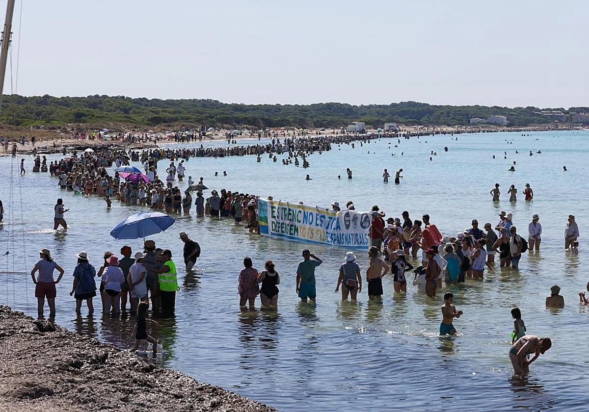 Muere un hombre de 60 años tras ahogarse en una playa de Mallorca durante una cadena humana