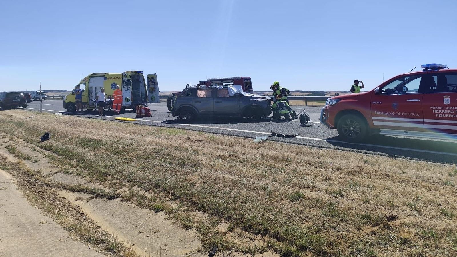 Cuatro fallecidos de la misma familia, entre ellos un menor, y una niña herida grave en un accidente en Prádanos de Ojeda