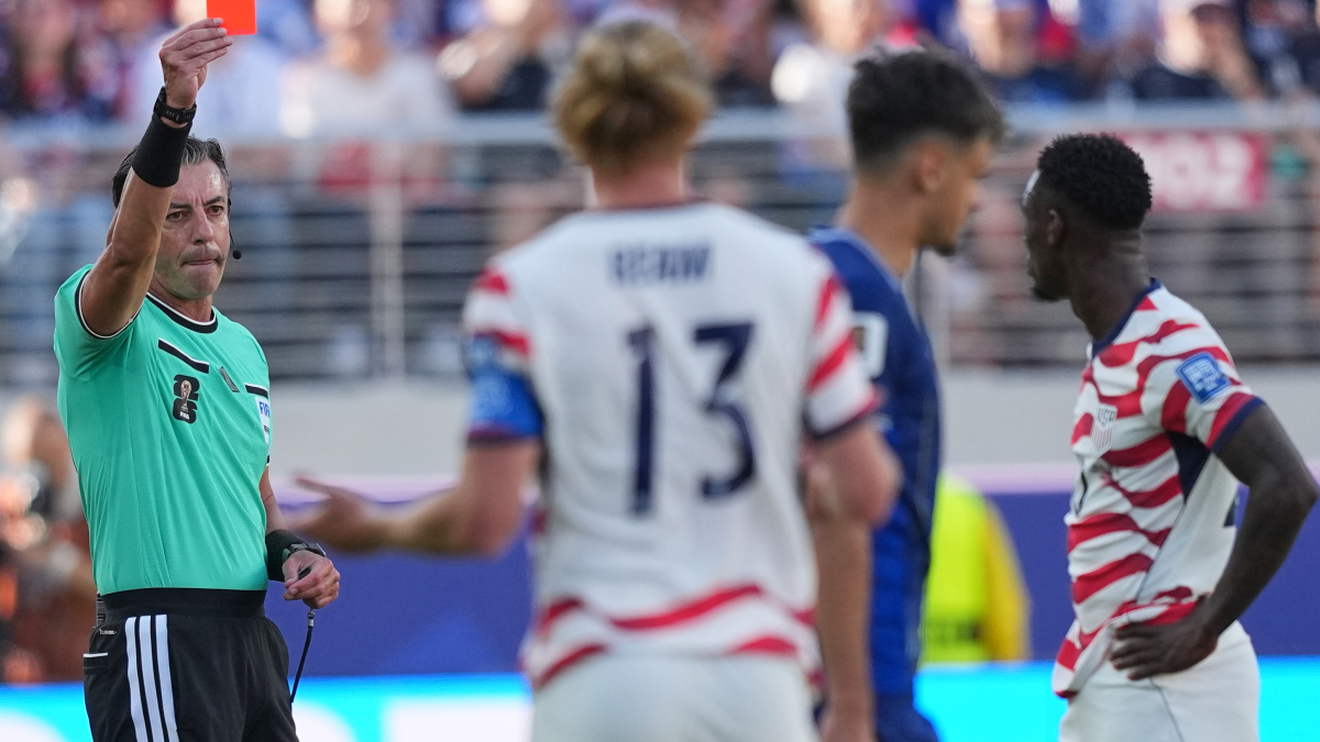 Escándalo: la FIFA retira la roja a Balogun... ¡y Trump da las gracias por ello!