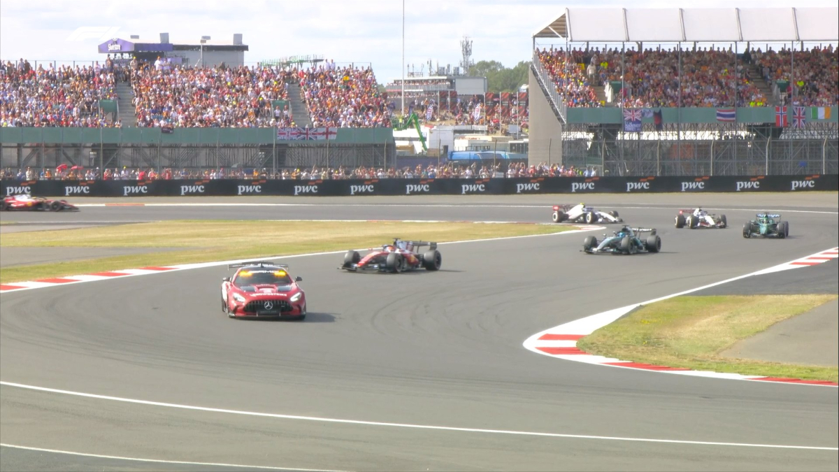 Leclerc gana a Russell y Antonelli se despeña