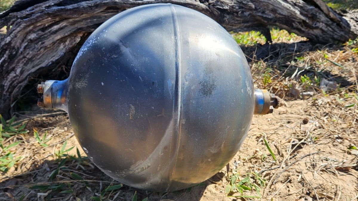 Sorpresa en una playa de Australia tras la aparición de misteriosas bolas espaciales