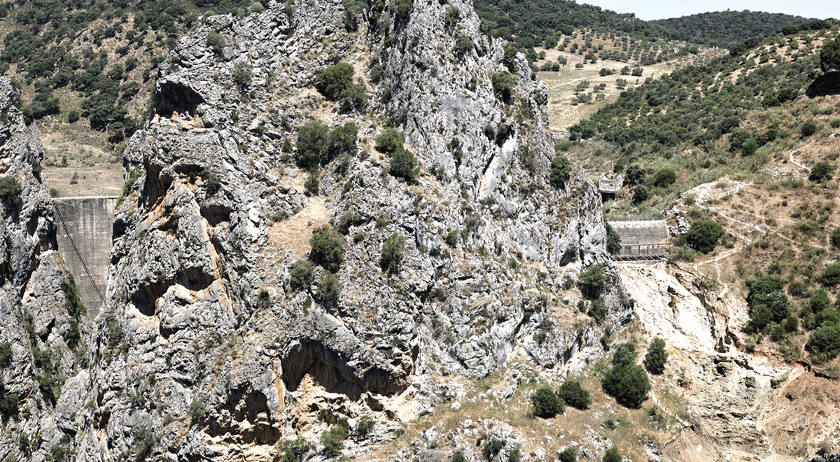 La presa de Montejaque vuelve a su estado natural: no almacena ni una gota de agua