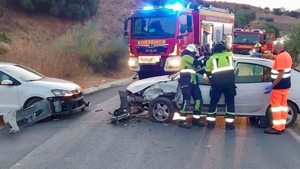 Los bomberos rescatan a una persona atrapada tras un aparatoso accidente en Coín (Málaga)