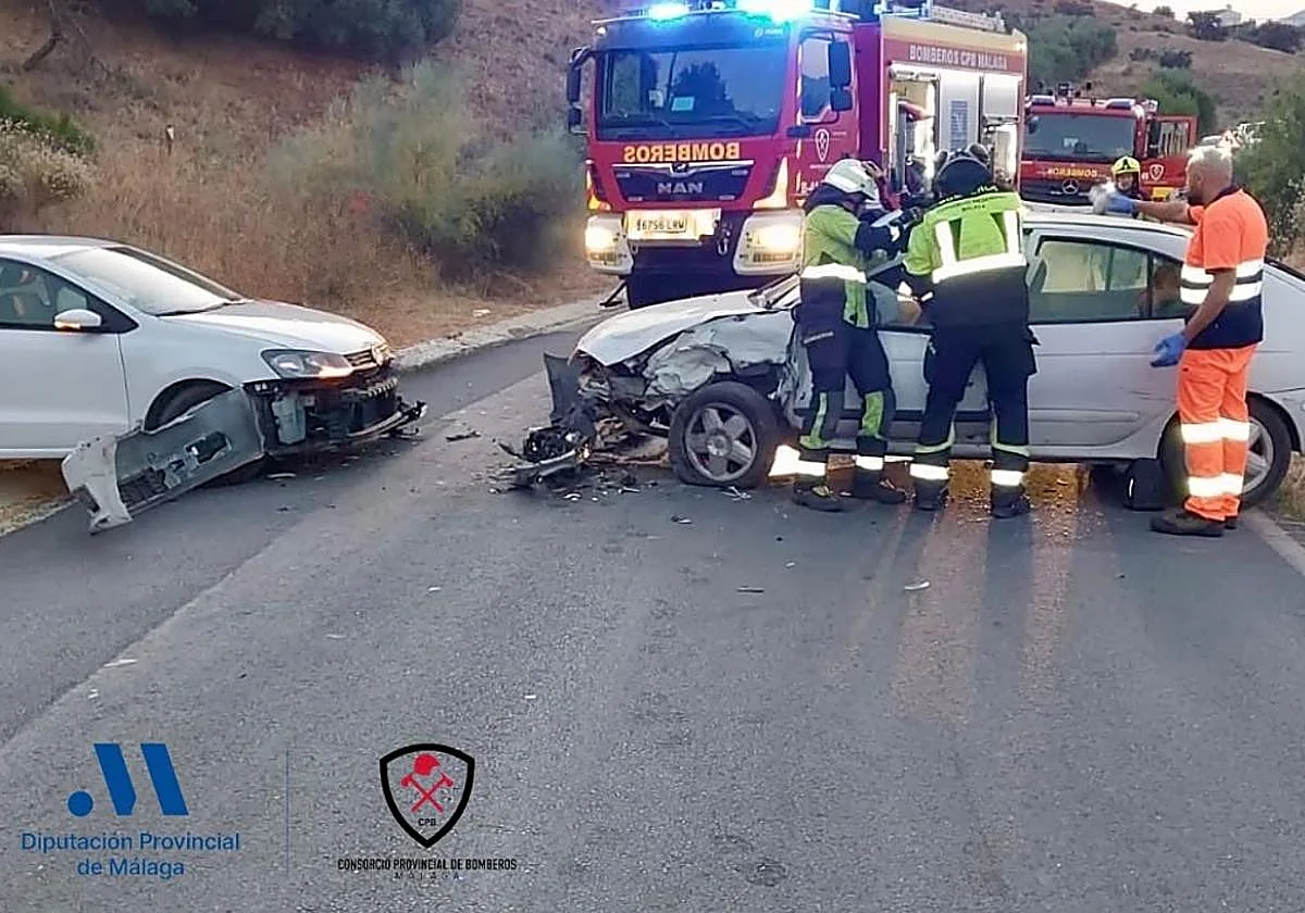 Dos heridos tras una colisión entre dos vehículos en Coín