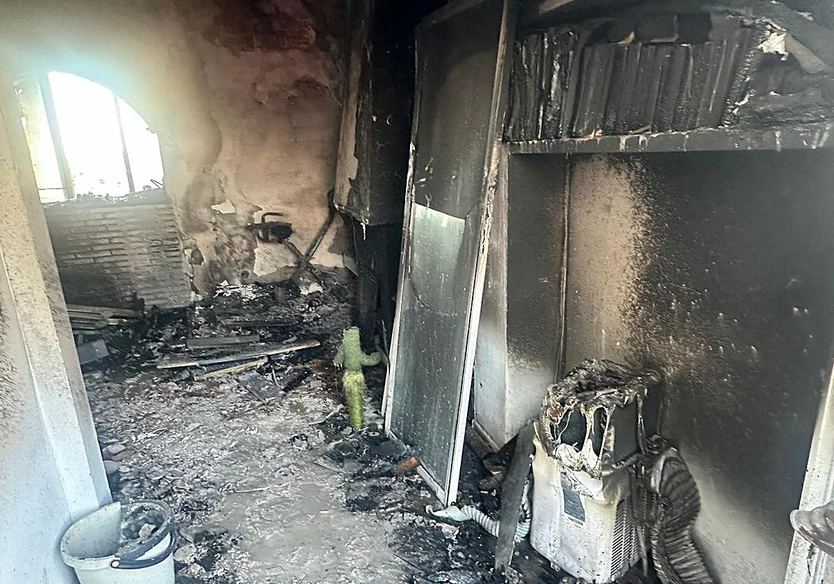 Two police officers injured and one woman suffers serious burns in Torremolinos penthouse fire