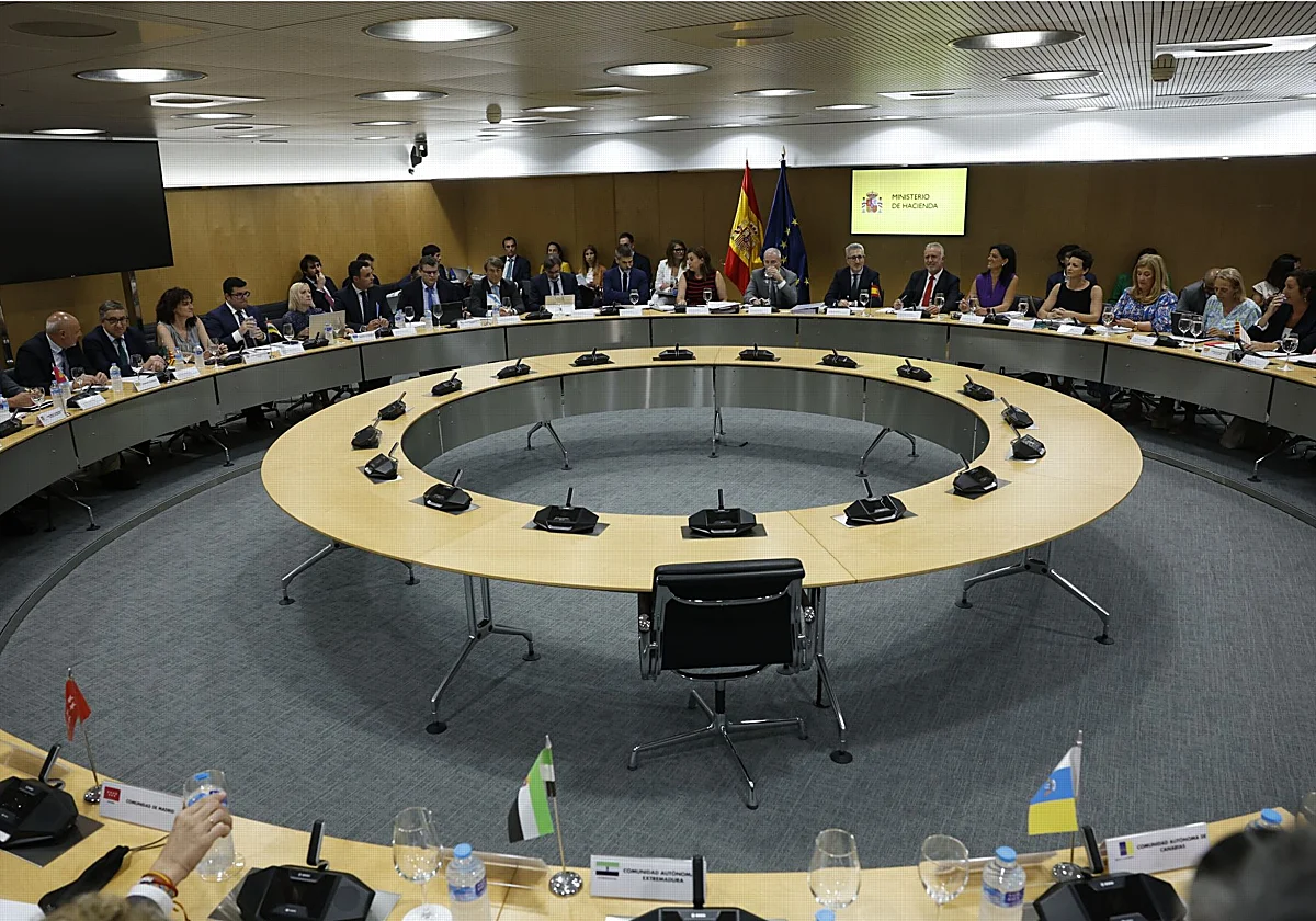 Hacienda vuelve a ofrecer a las comunidades un déficit del 0,1% que el PP rechaza