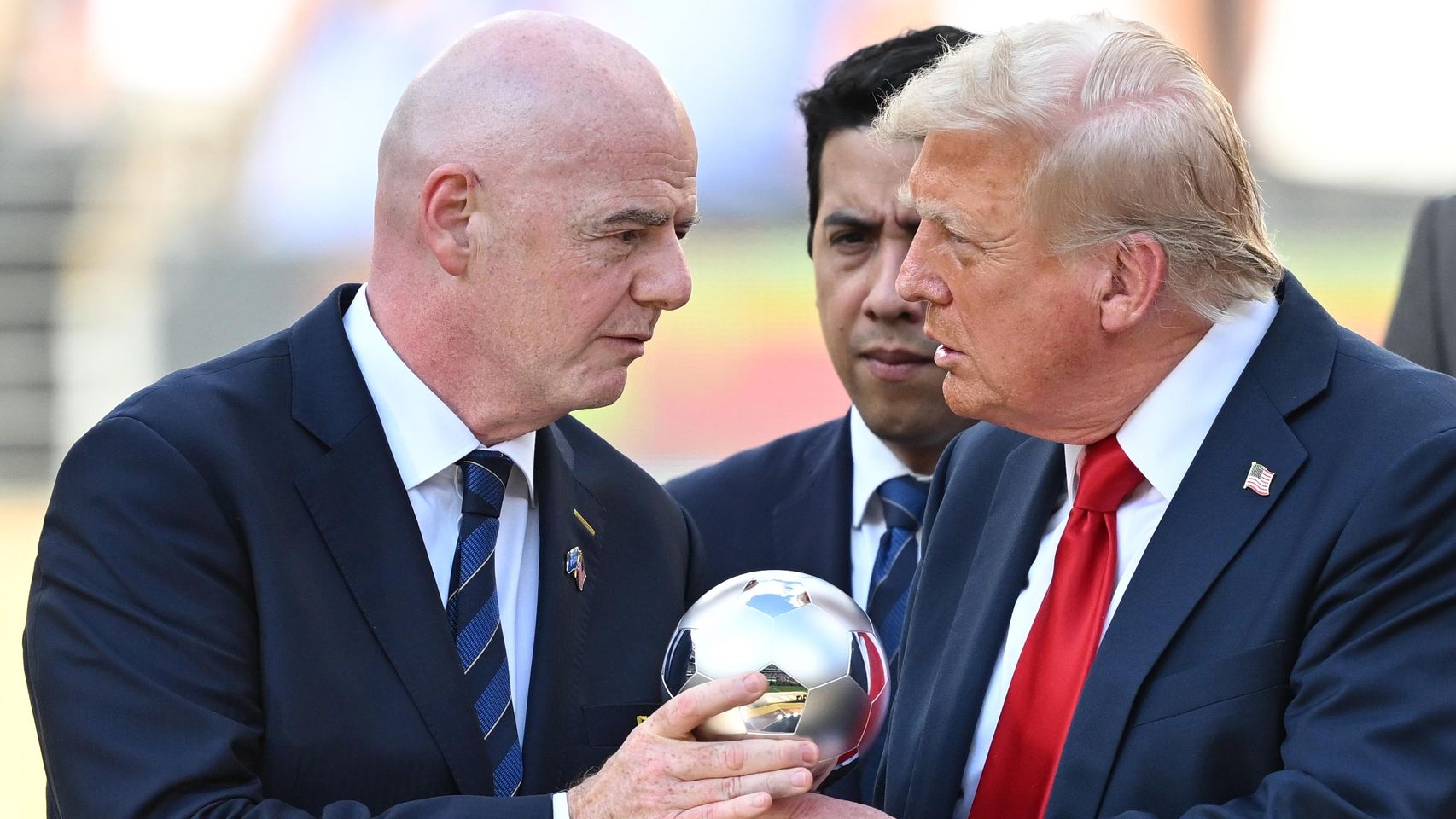 Trump reconoce que llamó a Infantino para que revisaran la expulsión de Balogun: "Eso no era falta"