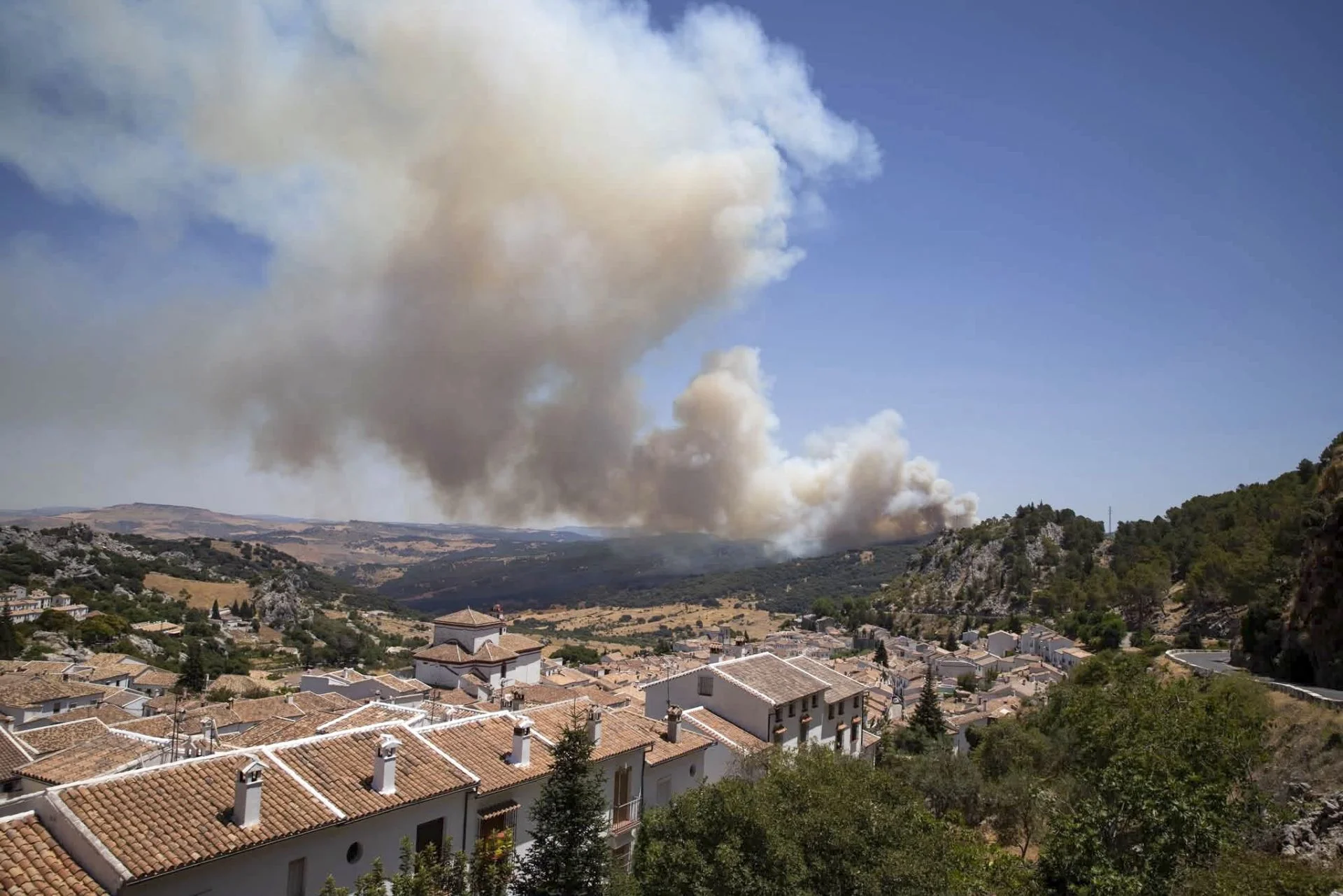 Un incendio en Cádiz mantiene evacuadas a 96 personas, aunque evoluciona favorablemente