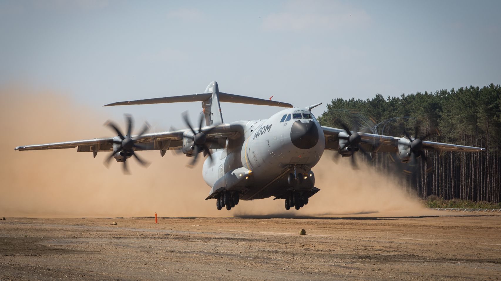 España y otros seis países de la OTAN crean una flota conjunta del avión A400M que Airbus fabrica en Sevilla