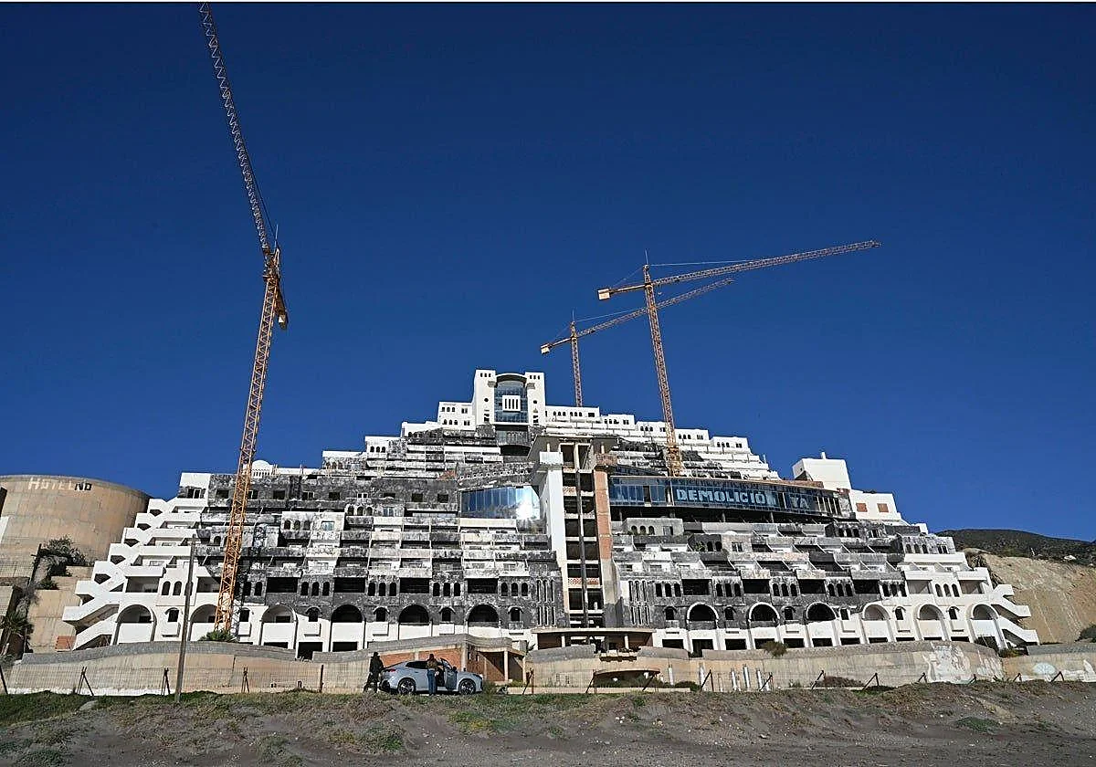 Carboneras abre la puerta al derribo de El Algarrobico tras la amenaza de acciones judiciales del TSJA