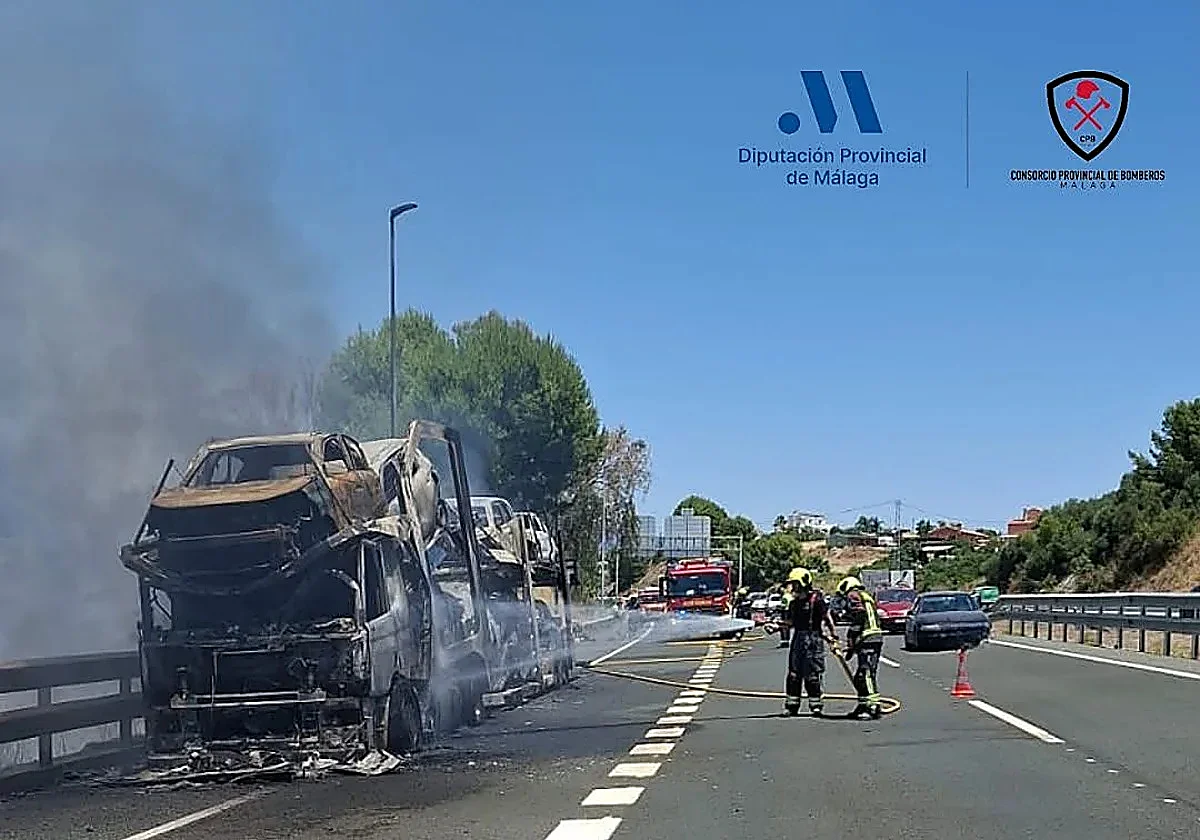 Stretch of AP-7 motorway in Estepona closes due to lorry fire