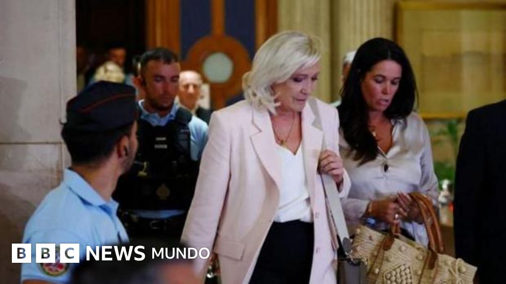 Un tribunal en Francia rebaja la pena a Marine Le Pen y abre la puerta para que se presente a las elecciones presidenciales usando un brazalete electrónico