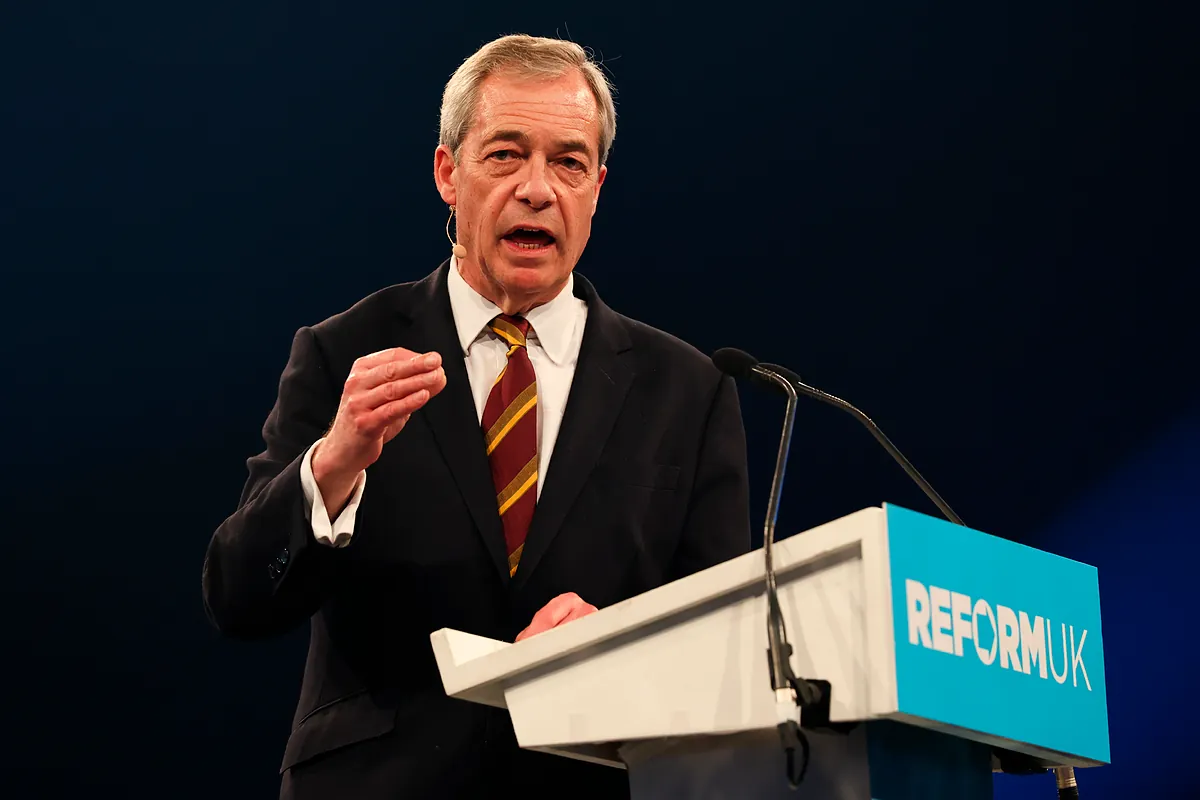 El líder populista británico Farage dimite como diputado acosado por dos escándalos