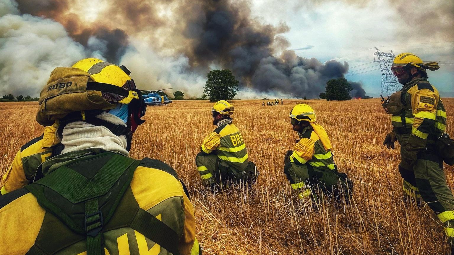 El fuego de Porqueros obliga a confinar a 60 vecinos e interrumpe la línea ferroviaria entre León y Ponferrada