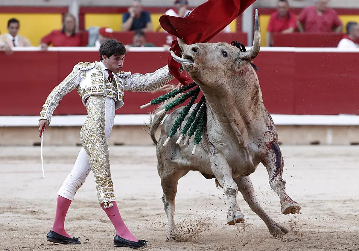 Entrega emotiva de Aarón Palacio con un imponente toro veleto