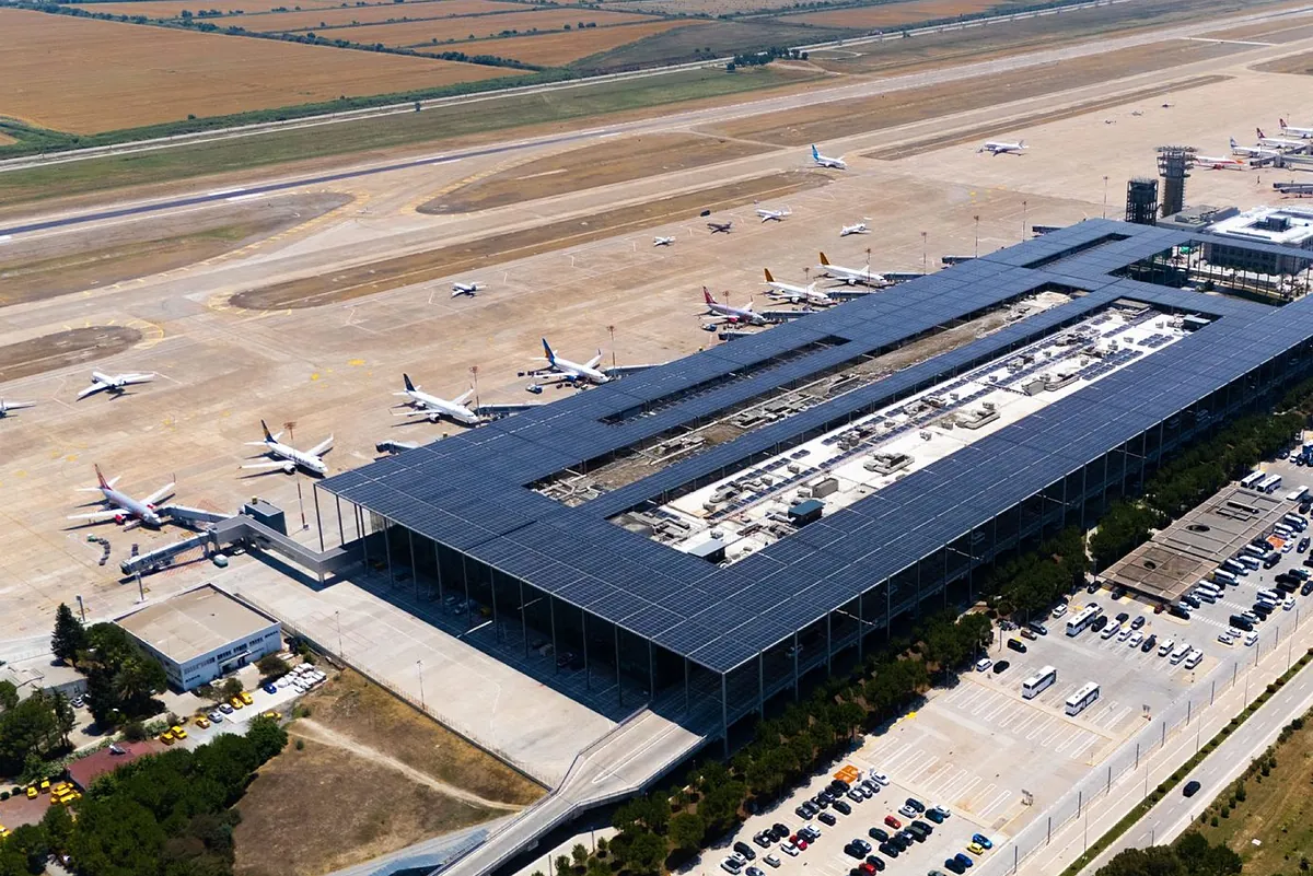 Ferrovial diseña el primer aeropuerto con energía 100% solar