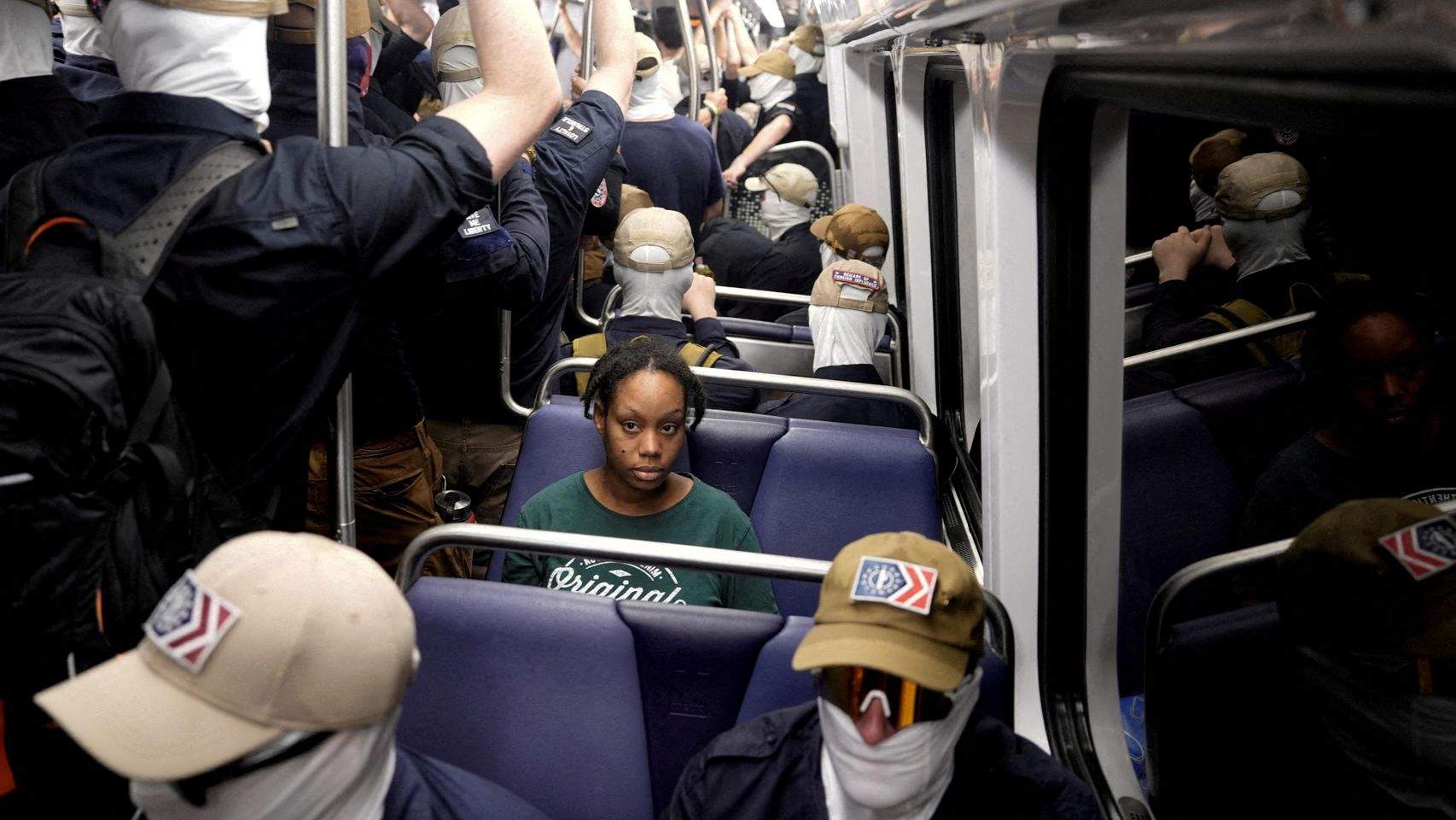 La 'Rosa Parks' del s. XXI: la foto de una mujer negra rodeada de supremacistas blancos enmascarados agita EEUU