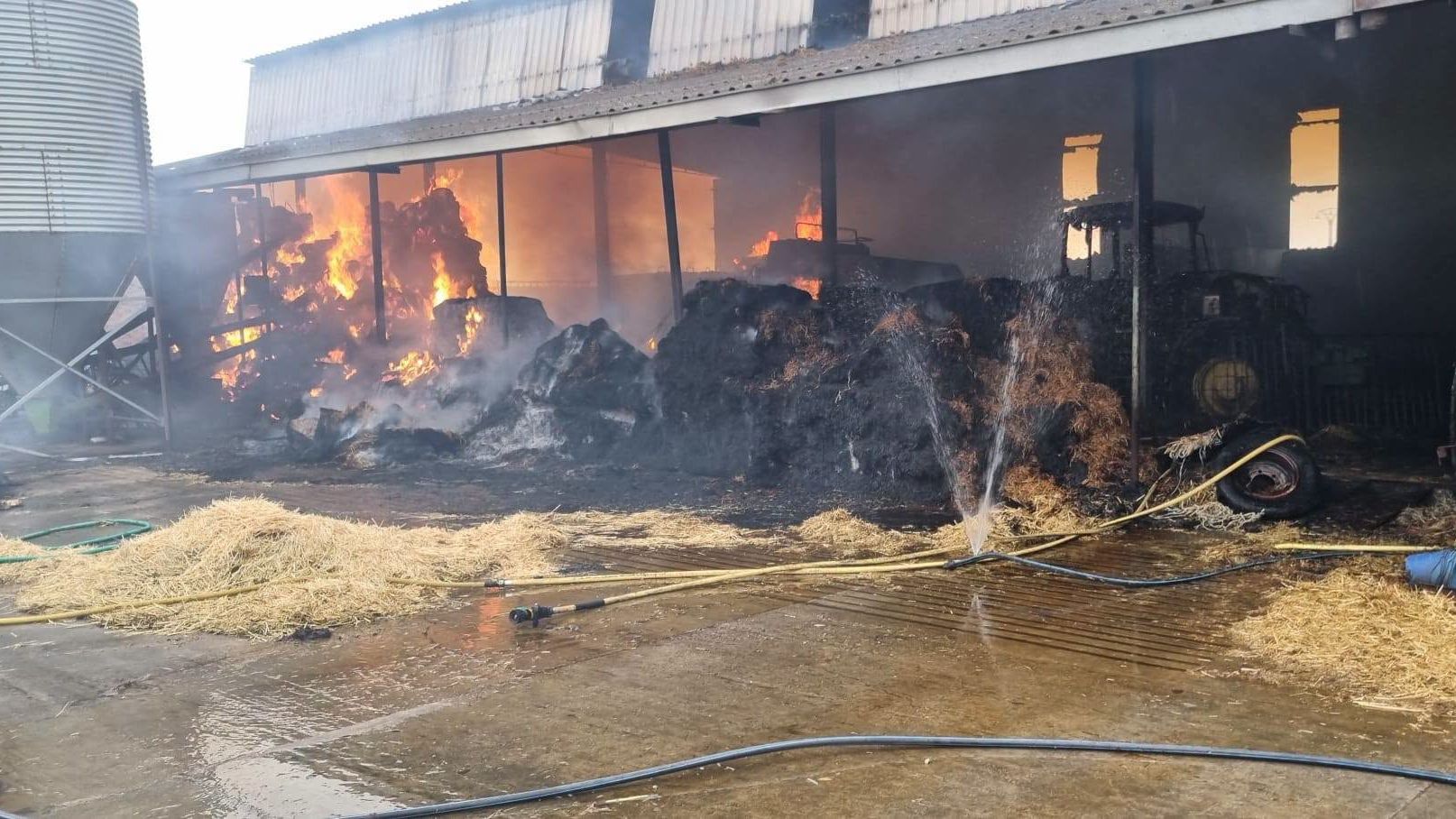 Un ganadero acaba hospitalizado tras intentar salvar su ganado y su nave de un incendio en Zamora