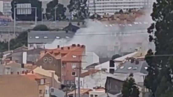 Un incendio en una vivienda de Mesoiro, en A Coruña, afecta a un vehículo estacionado