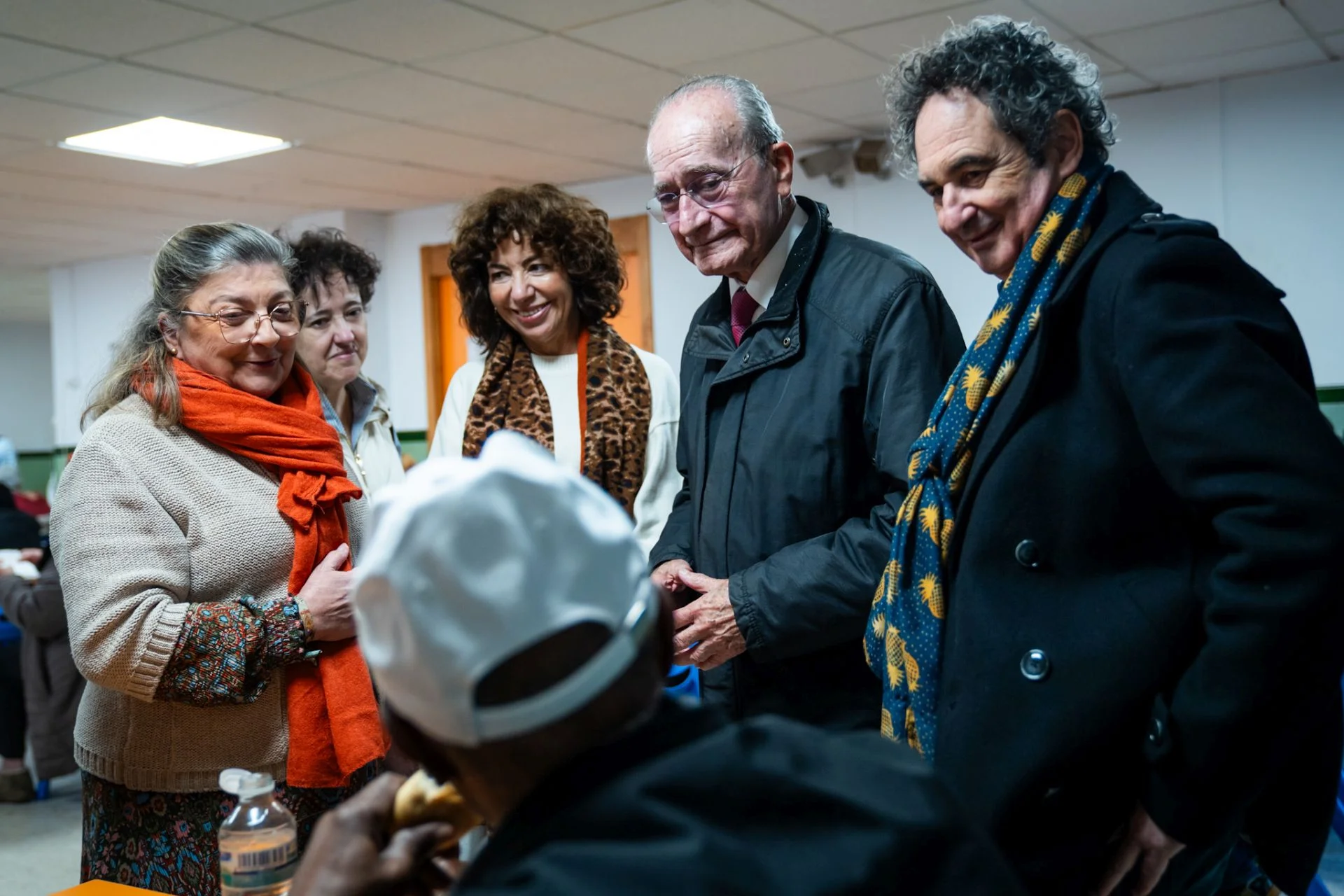 El alcalde de Málaga visita el centro de acogida y a los servicios de emergencia