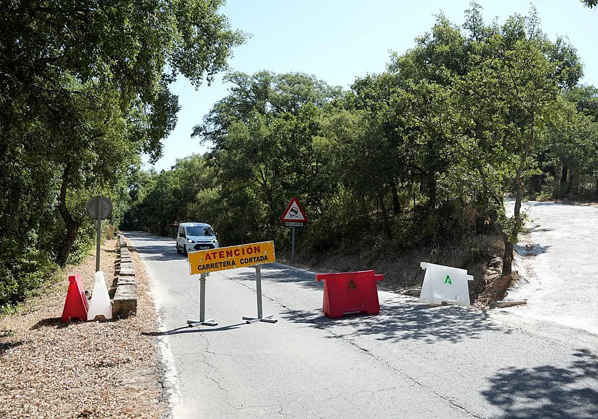 Cortada la A-372 que une Grazalema con Ronda por el incendio en la zona