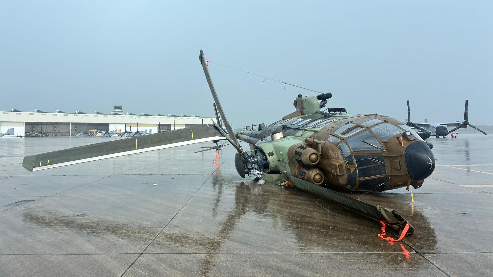 Tres helicópteros del Ejército de Tierra sufren daños tras una tormenta eléctrica durante un despliegue en Estados Unidos