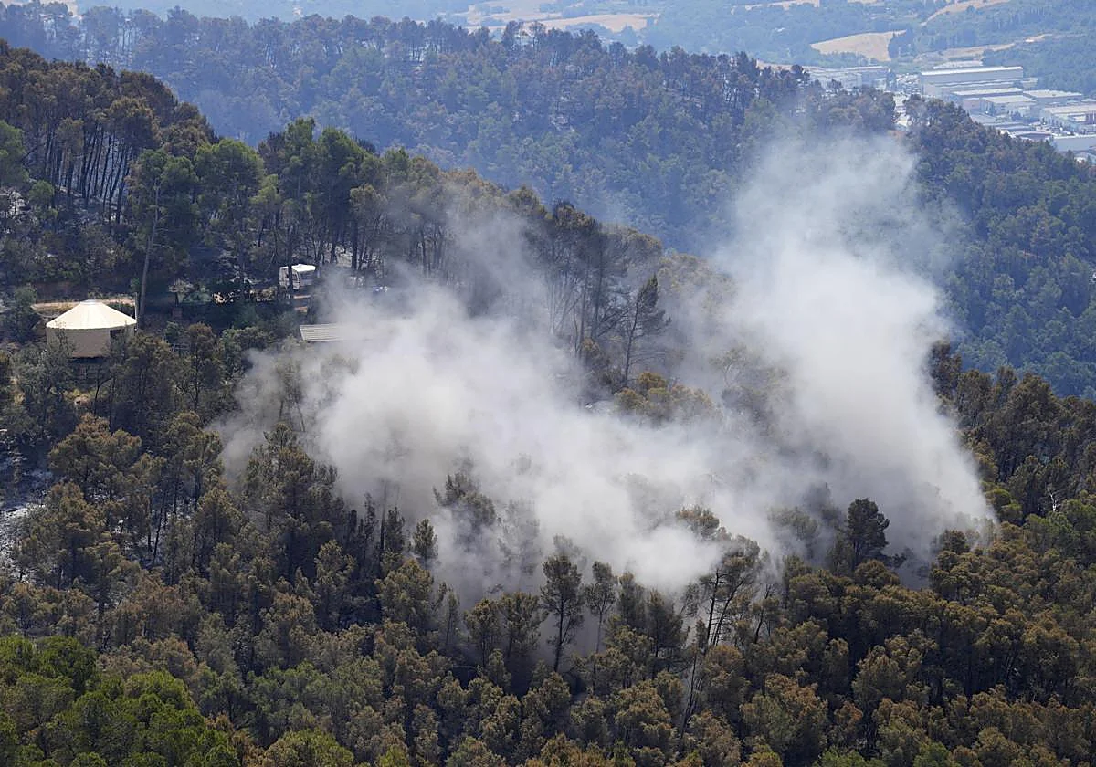 Un incendio en Gavà obliga a confinar a unos 6.000 vecinos de tres municipios catalanes