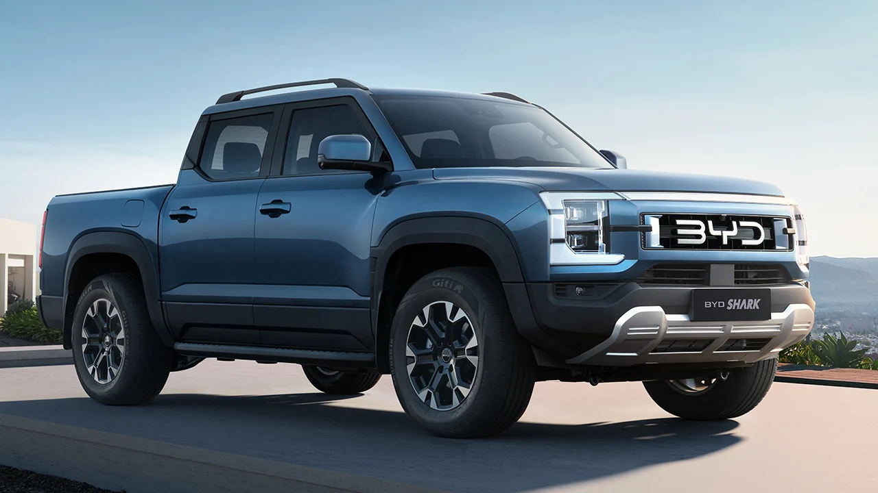 BYD asalta el mercado europeo de pick-ups con el imponente Shark, un 4x4 con motor PHEV de 436 CV que hace 90 km sin gastar gasolina