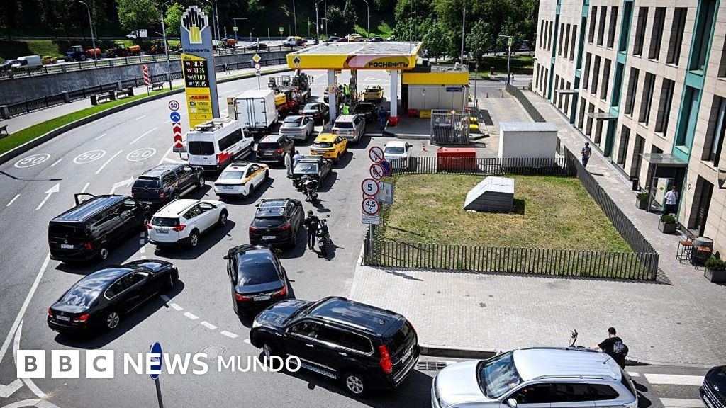 La escasez de combustible en Rusia está causando estragos, pero ¿presionará a Putin para cambiar de estrategia en la guerra de Ucrania?