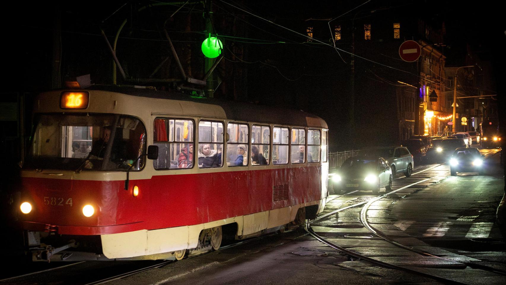 Millones de ucranianos pasan Nochebuena sin luz: "Rusia busca acabar con el sistema energético antes de Año Nuevo"