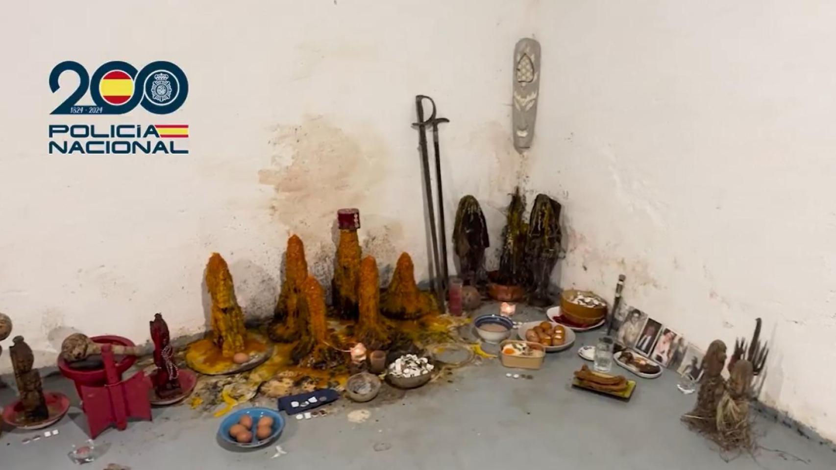 El líder de la secta santera de Tenerife captaba a mujeres para que vivieran con él y su novia: hacían rituales con 'popper'