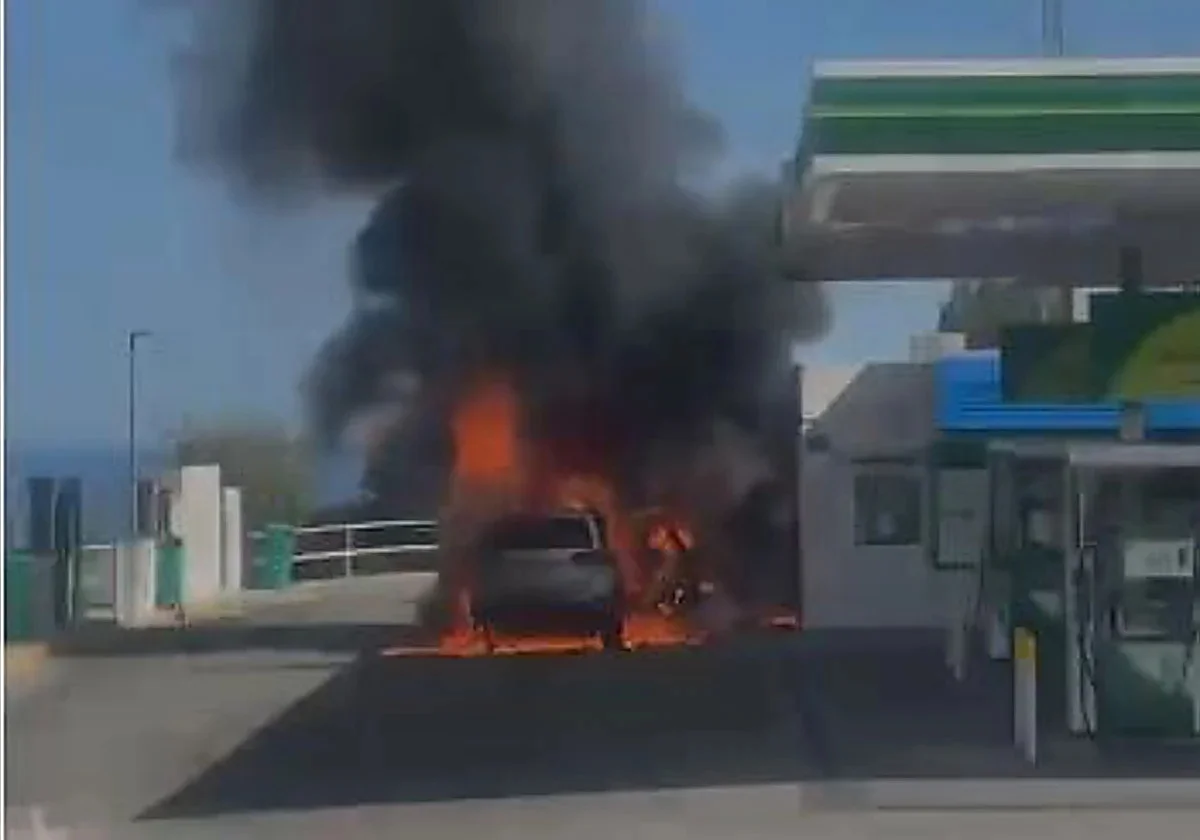 Malaga 112: car catches fire next to pumps at petrol station in Rincón de la Victoria