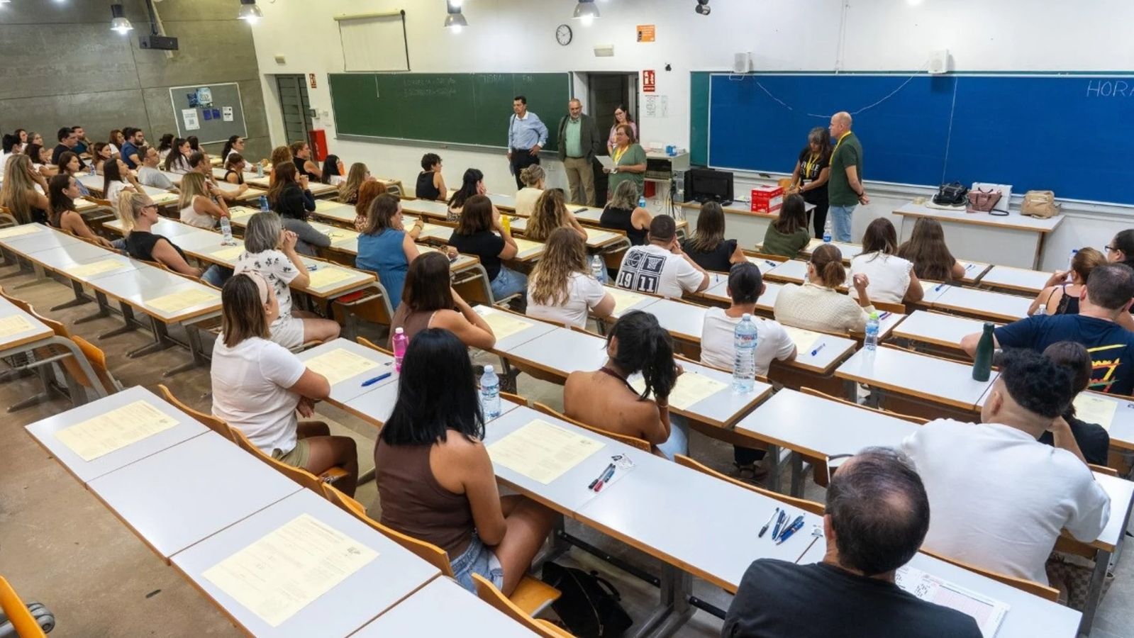 Los maestros asturianos estallan contra Barbón por unas oposiciones con hasta un 90% de suspensos: "Es denigrante"