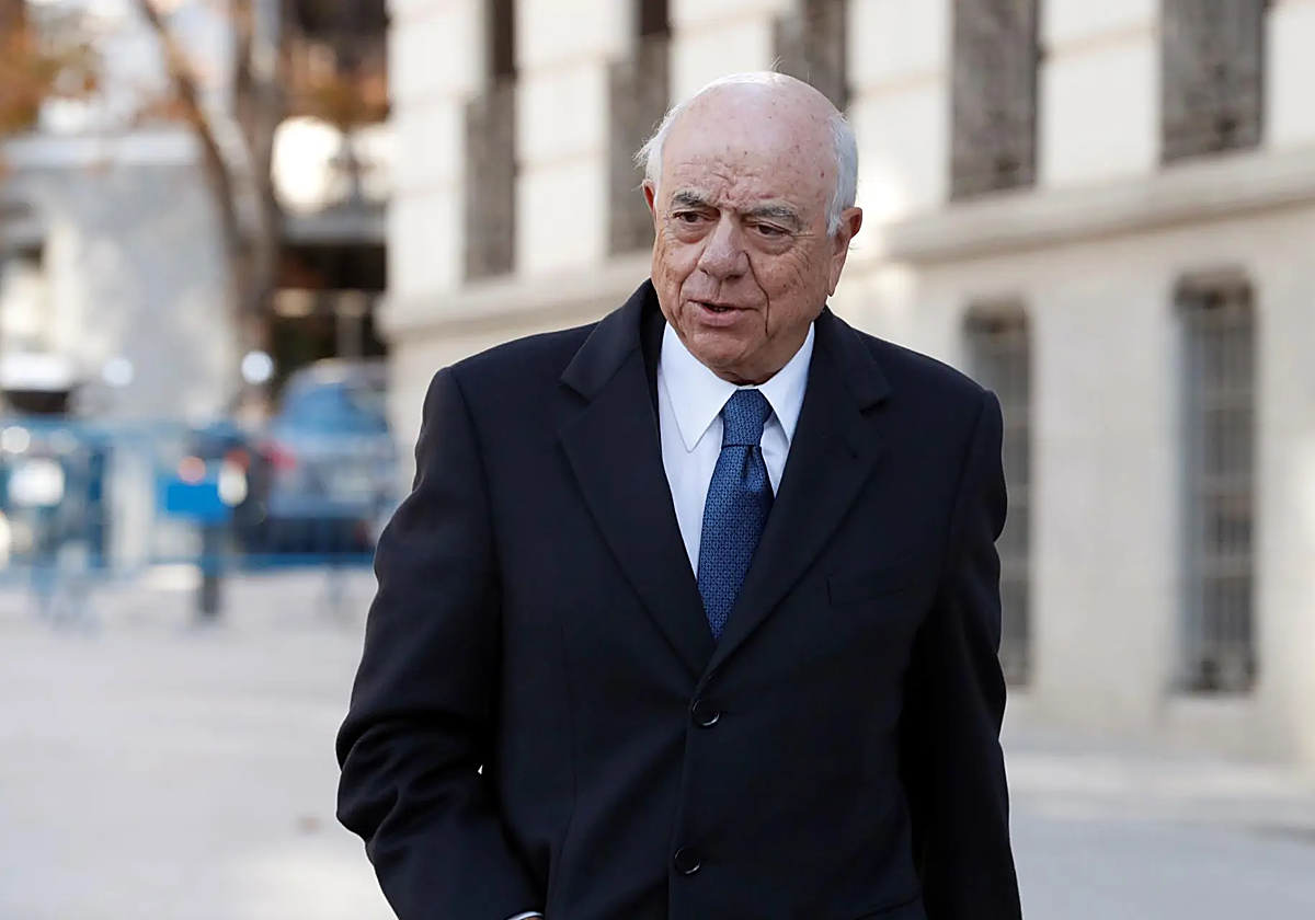 El juez sienta en el banquillo al BBVA, a su expresidente Francisco González y otras 14 personas por los encargos a Villarejo