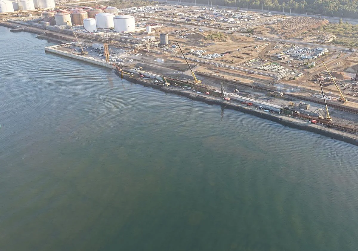 Moeve y Exolum cierran con BBVA y Kutxabank financiación por 105 millones para el proyecto Muelle Sur en Huelva