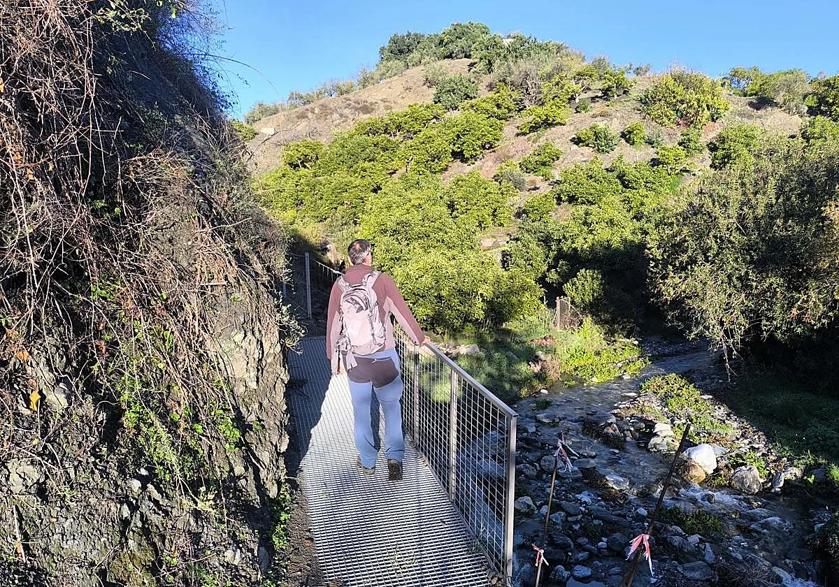Ruta de los Molinos: Un sendero con pasarelas que une a un alminar con una antigua calzada romana
