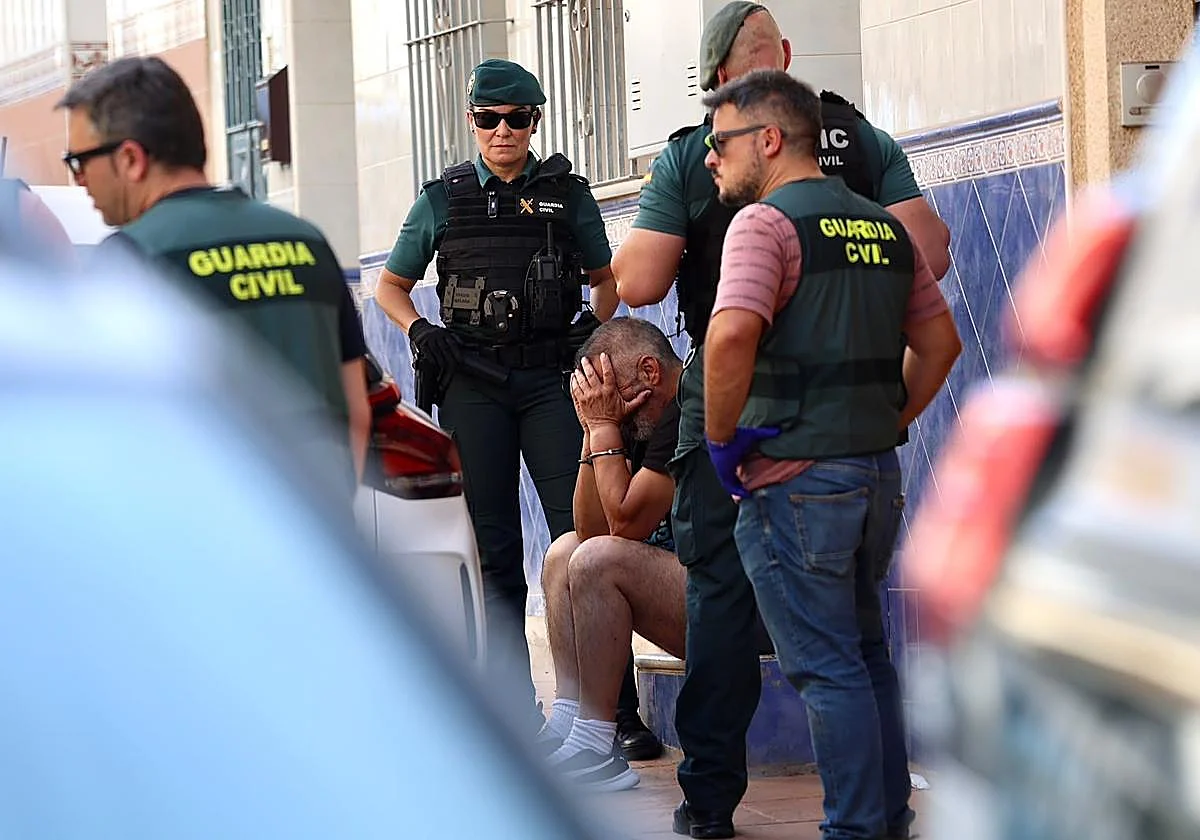 Así fue la detención del sospechoso del doble crimen de Mijas: lo sorprendieron en la esquina de su casa cuando volvía de comprar