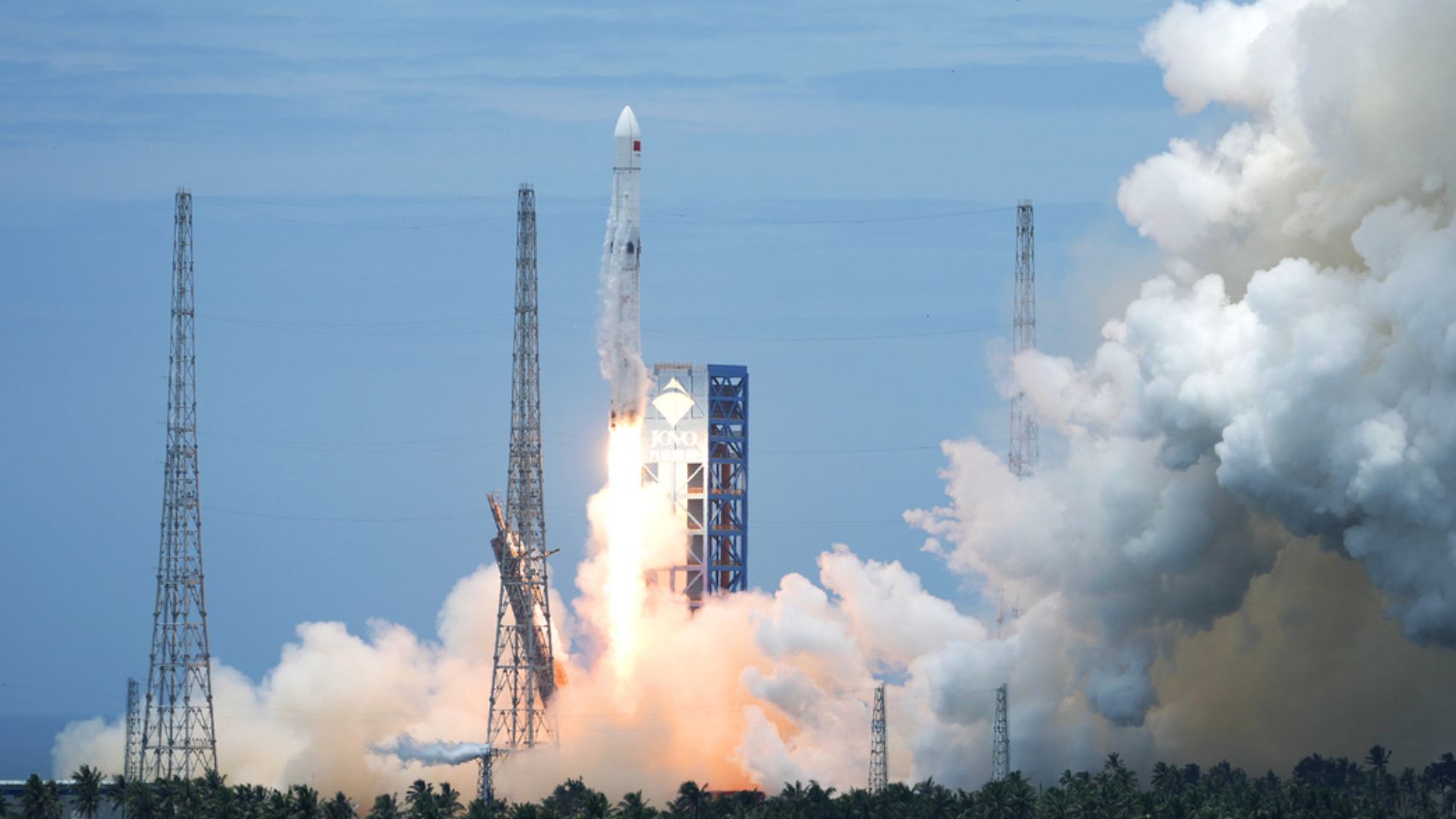 China reta a Elon Musk: prueba por primera vez con éxito un sistema de recuperación de cohetes desde el mar