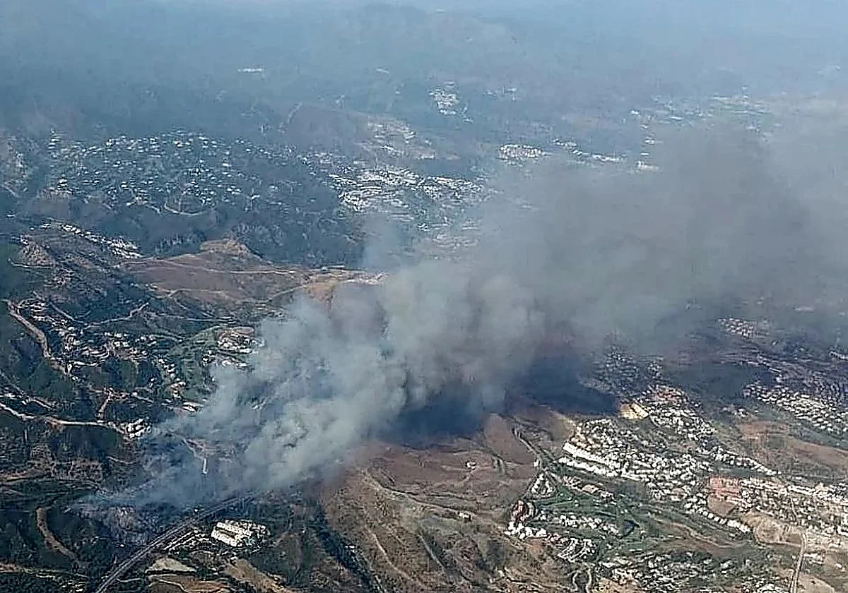 Malaga province fire forces precautionary evacuation of 1,000 people in Serranía de Ronda and closure of AP-7 motorway