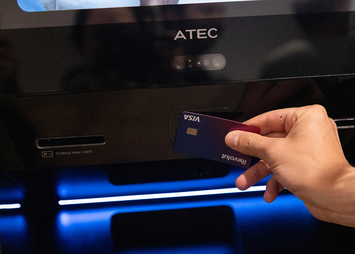 Los clientes de Revolut podrán operar con criptos desde sus asistentes de IA