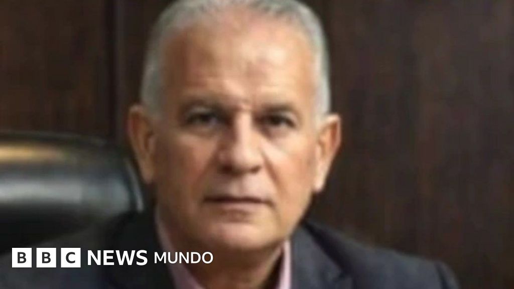 Los palestinos lloran la muerte en un ataque israelí del hombre que organizaba proyecciones de los partidos del Mundial entre las ruinas de Gaza