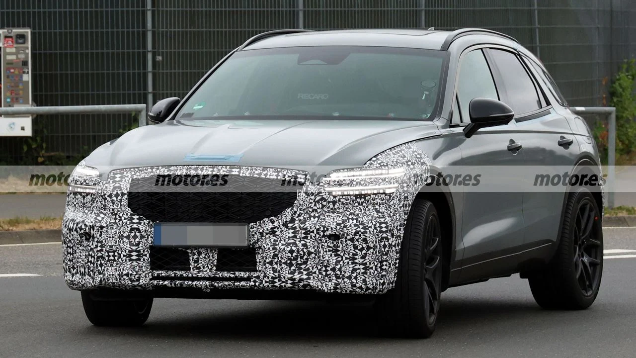 El nuevo Genesis GV70 Hybrid se deja ver sin camuflaje y con un detalle que cambia por completo su imagen