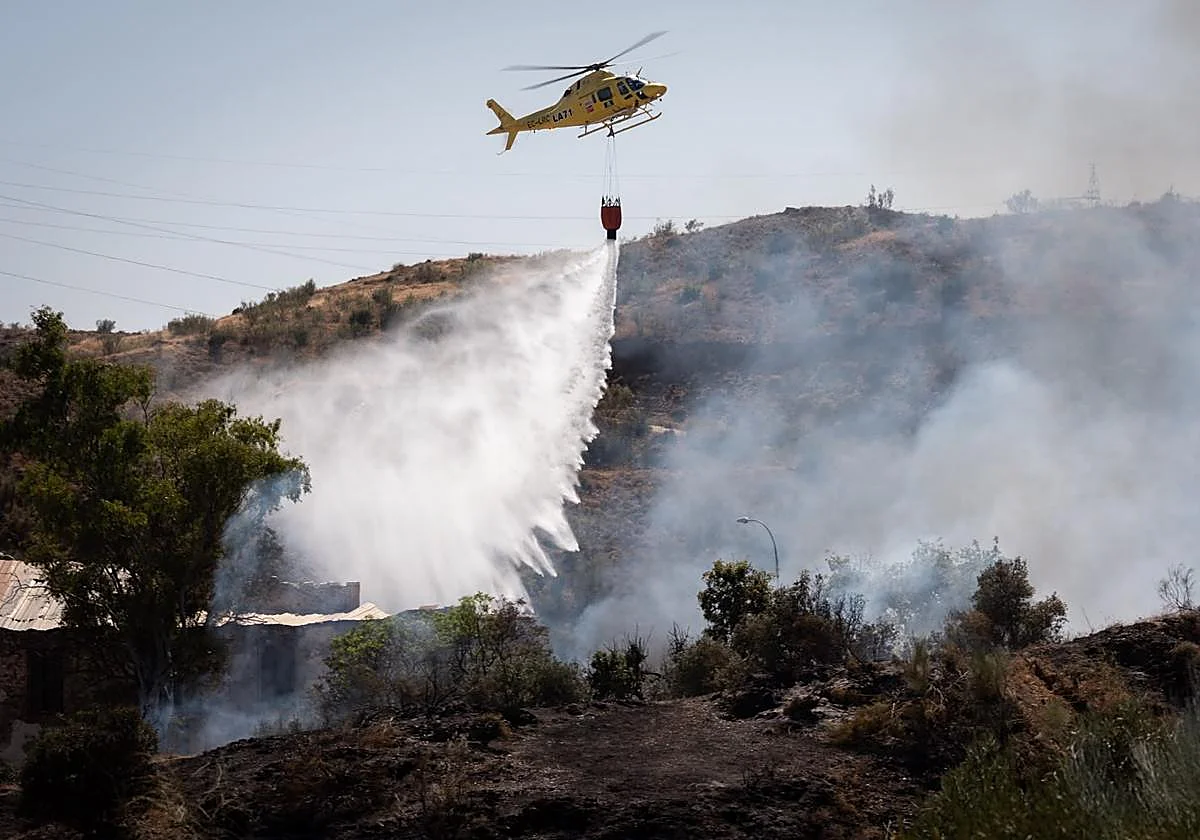 Alertan de un incendio en la zona norte de Málaga capital, por encima de la autovía
