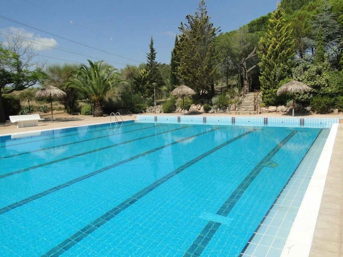Diez bañistas hospitalizados por una nube tóxica en una piscina municipal de Tarragona