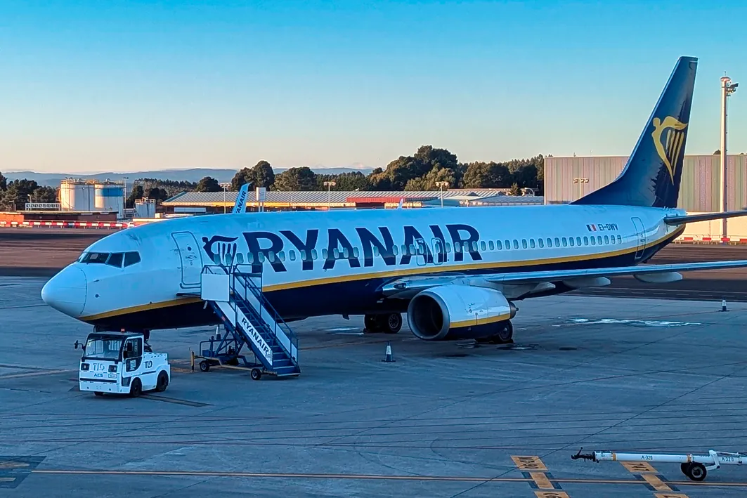 Un pasajero de Ryanair, parcialmente succionado por una ventana que se rompió en vuelo