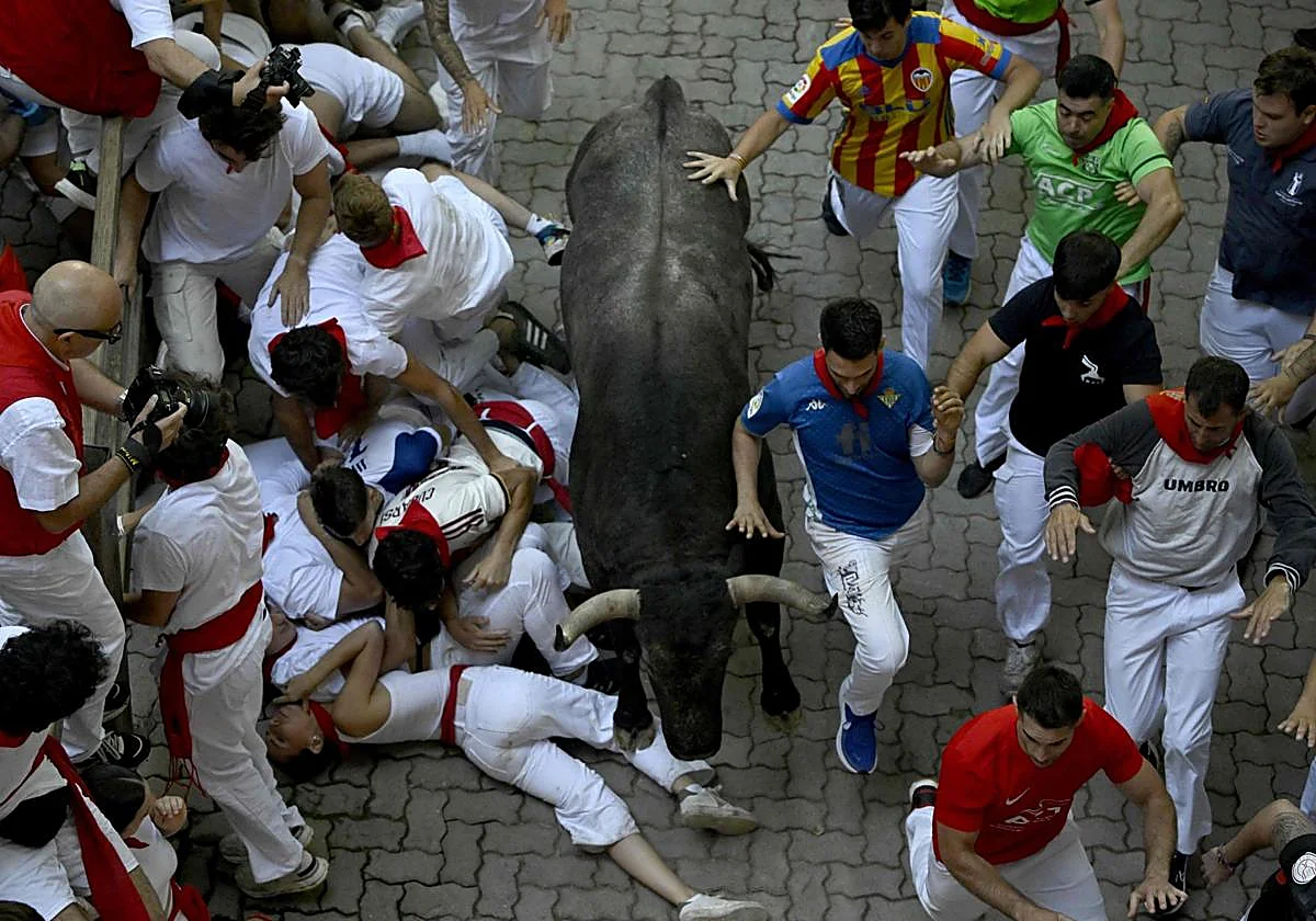 Peligroso quinto encierro de San Fermín con una cornada en la cara en Mercaderes